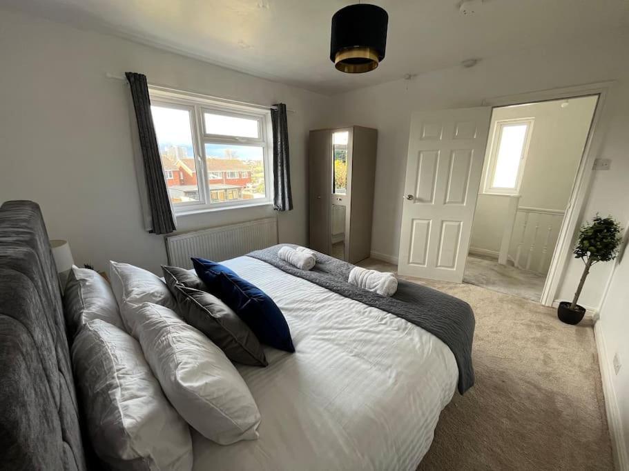 Holiday home Modern 4-bed House With Garden & Parking *