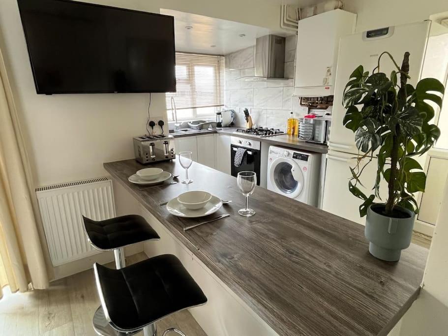 Modern 4-bed House With Garden & Parking Holiday home