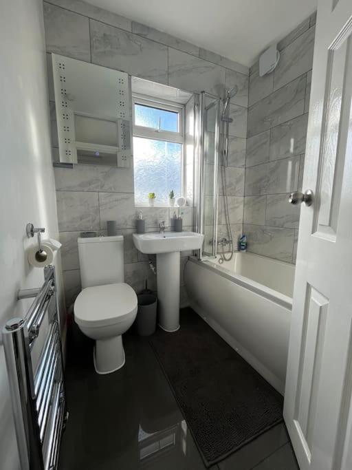 Modern 4-bed House With Garden & Parking Holiday home *