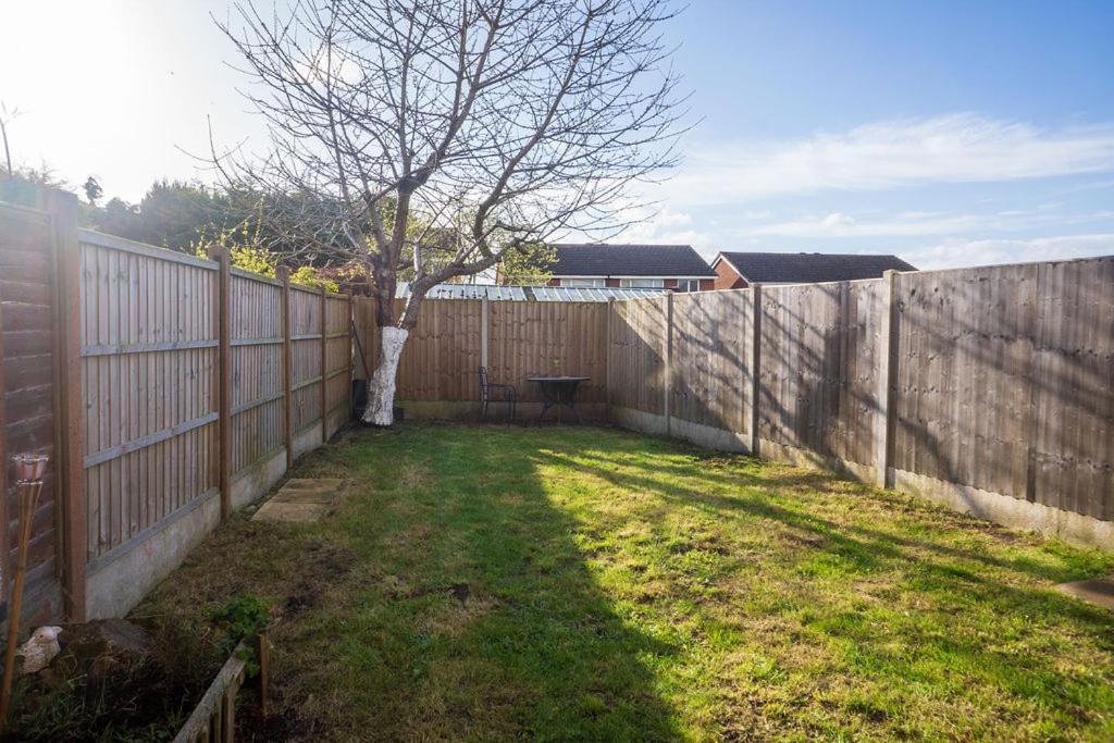 Holiday home Modern 4-bed House With Garden & Parking Coventry